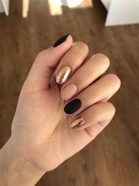Diseños de uñas bonitas y cortas uñas acrilicas sencillas y bonitas con piedras. PINTEREST:anastasijaboshnakoska | Uñas negras, Uñas cortas ...