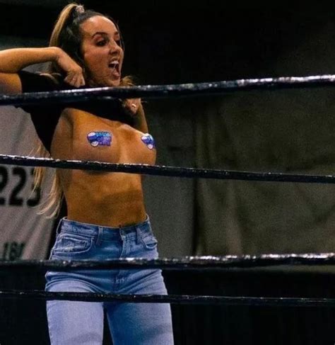 Ex Wwe Wrestler And Onlyfans Star Flashes Boobs To Distract Opponent
