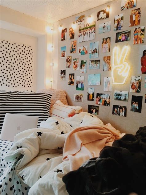 Modern teen bedrooms like the ones we're showcasing today come in various shapes and sizes, and if you need ideas to make these rooms stand out we're confident these photos should give you a good head start. Pin by Muggalicious on room | Dorm room inspiration, Cute ...