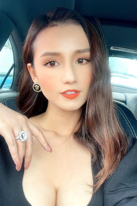 Trần cảnh là con thứ của thừa, sinh ngày 16 tháng 6 năm mậu dần, tức năm kiến gia thứ 8 triều lý (9/7/1218). Lã Thanh Huyền chụp ảnh selfie nhưng không ai tập trung ...
