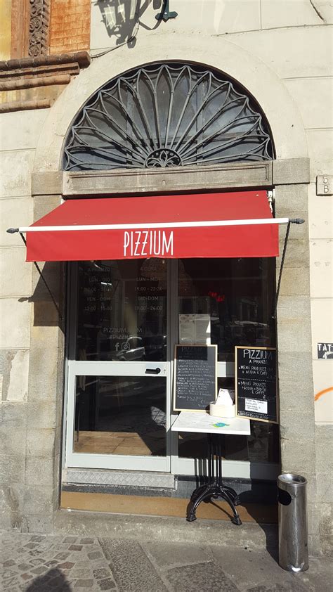 Service isn't fawning, but they don't charge. Pizzium a Torino, recensione: pizza napoletana in salsa ...
