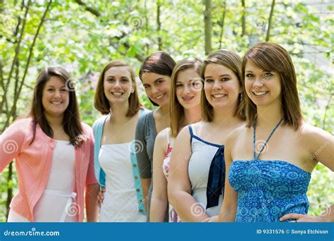 groupe de filles d université photo stock image du occasionnel dames 9331576