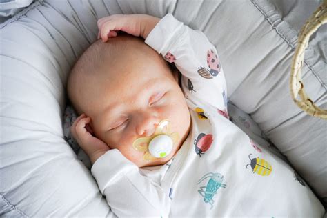 Tips när bebis bara vill sova i famnen - På Smällen!