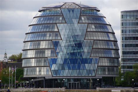 London city hall is conveniently positioned close to many top attractions, including tower bridge, the tower of london, borough market and hms belfast so fortunately for tourists, visiting city hall doesn't entail having to learn about london politics. London City Hall (Southwark, 2002) | Structurae