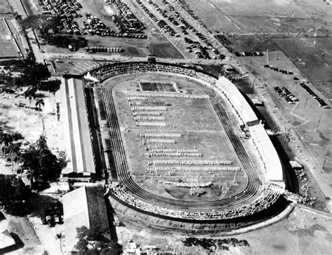 Klub sepak bola arsenal berasal dari holloway, london. File:COLLECTIE TROPENMUSEUM Luchtfoto van het stadion ...