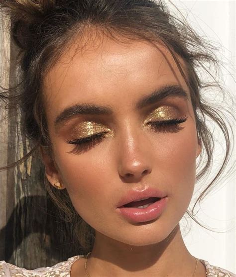 Gold Shimmery Glitter Eyeshadow Makeup Look This Is A Beautiful Look For Summer Time And