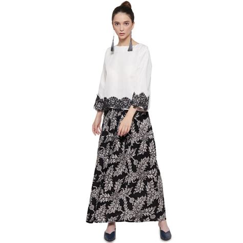 Karena model baju blouse batik sekarang lebih beragam dan modern, banyak wanita yang memilih baju blouse batik sebagai seragam kerja harian. Blouse Batik Wanita - Image Of Blouse and Pocket