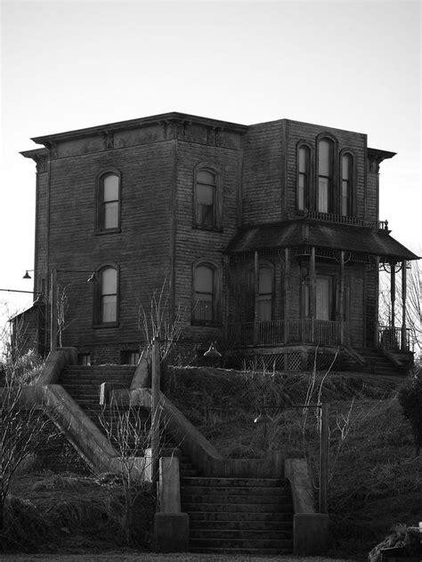 Psycho House The Many Faces Of The Bates Mansion Urban