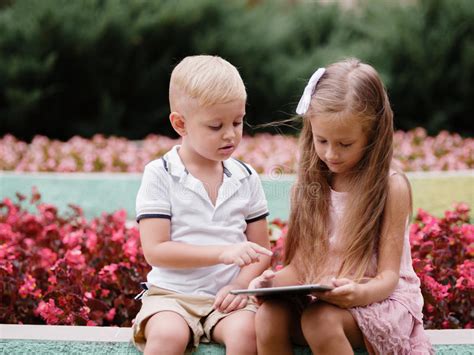 Kinderen Die Een Digitale Tablet Leren En In Het Park Zitten Jongen En Meisjes Het Spelen In Een