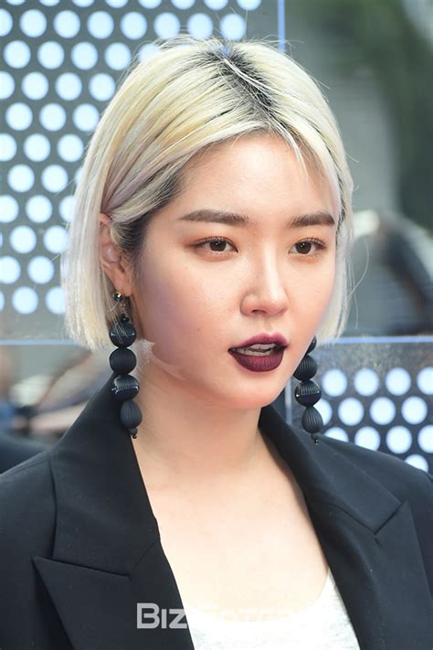 자영이랑 노예하고있는 트위터 새롬이에용~~ 자영 30개 3만이구 60개 5만 입니당♡♡ не пользуетесь твиттером? BZ포토 김새롬, 제대로 걸크러시! - 이투데이
