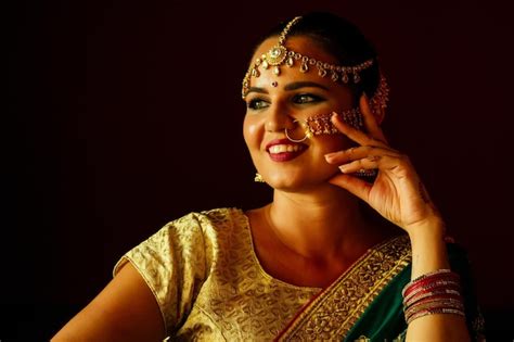 Индийская красивая модная брюнетка в зеленом традиционном свадебном