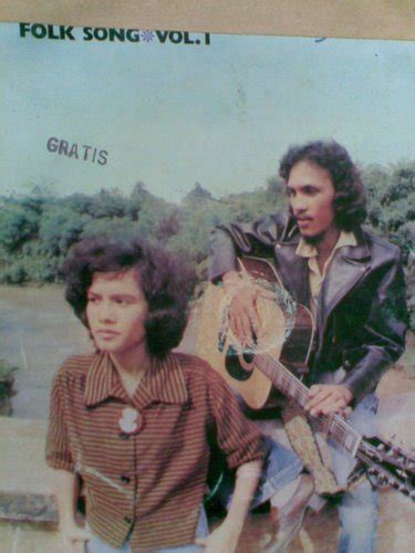 Di suatu perkampungan bunga di musim petik indah warnanya menghias rumah halaman rakyat. Pecinta musik lawas: Franky & Jane - Kembalilah
