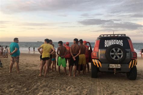 Jovem de anos morre afogado e outros três são socorridos na Praia de Iracema