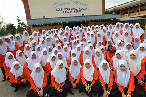 Berikut merupakan senarai kolej vokasional beserta alamat, no. Nurin Jazlina Che Shafie : Kolej Vokasional Kangar