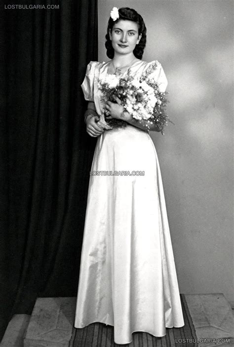 Сватбен портрет на младоженка от Бургас облечена в булчинска рокля 1943 г wedding 40 s