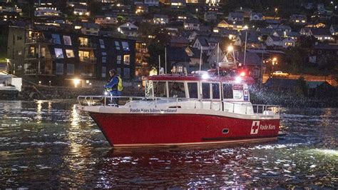 norsk politi i kæmpe redningsaktion ved vandfald nu er der fundet en båd men tre personer