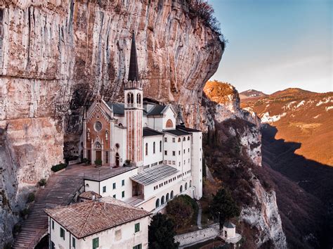 Larissa shaw's discussion of leonardo's great madonna of the rocks. Spectacularly Placed: The Sanctuary of Madonna della ...