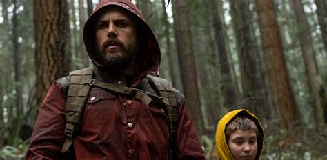It stars affleck, anna pniowsky, tom bower, and elisabeth moss and follows a man who must protect his daughter by disguising her as his son after a plague wiped out most of the female population. Light of My Life | Film | Recensione | Ondacinema