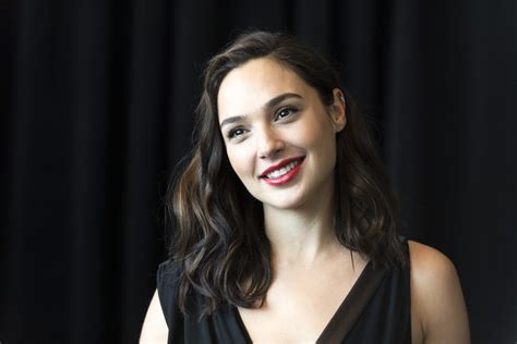 3840x2160 Gal Gadot Smiling 5k 4k Hd 4k Wallpapers Images Backgrounds Photos And Pictures