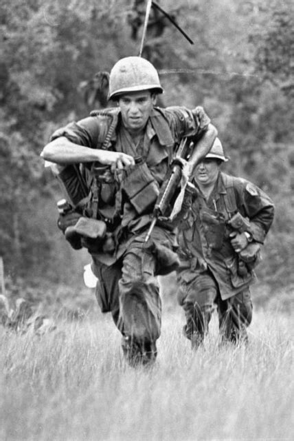 Army 1st Infantry Division Huey Door Gunner 69 85x11 Photo Vietnam War