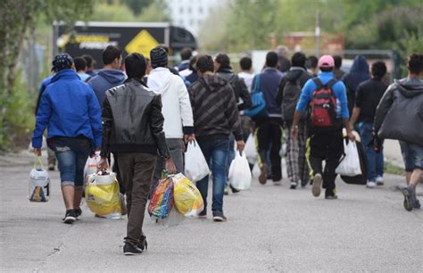 Ich will nach deutschland einreisen: Tausende Flüchtlinge reisen über Ungarn nach Deutschland ...