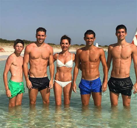 Véronique Zidane Canon En Bikini Avec Ses 4 Enfants Tous Musclés