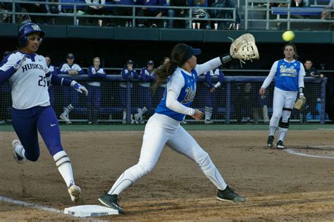 University Of Washington Softball Team Off To A Rough Start In The Pac
