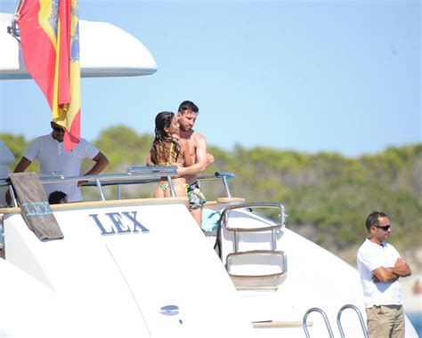 Lionel Messi Antonela Roccuzzo Are Pictured Enjoying Their Holiday