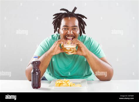 Feliz Fat Hombre Afroamericano Comer Una Hamburguesa Fotografía De