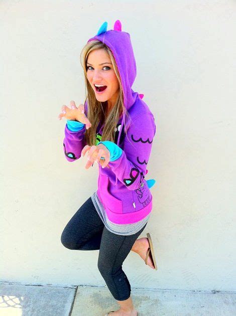 Ijustinelove Her Outfit And Nails And Leggings Ijustine