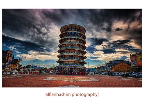 Menara condong teluk intan atau dikenali sebelumnya sebagai jam tinggi dibina pada 1885 untuk menjadi tangki air sekiranya berlaku kemarau dan juga misalnya seperti bangunan menara condong di teluk intan, perak ini, ianya menyedarkan saya bahawa kerjasama dan perpaduan sesama kaum. |Perak Chapter 03/2013: Menara Condong Teluk Intan, Perak ...