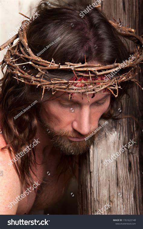 Jesus Christ Wearing Crown Thorns Carrying库存照片1761622148 Shutterstock