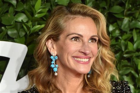 check out julia roberts style evolution from pretty woman 30 years ago to now