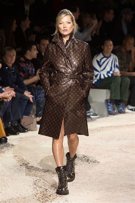 Text description provided by the architects. Kate Moss e Naomi Campbell fecham desfile de menswear da ...