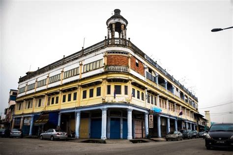 It lies southeast of muar, southwest of kluang, northwest of pontian, south of segamat and tangkak district. Filming Location - Iskandar Malaysia Studio