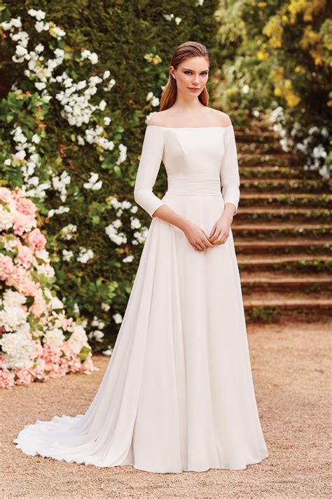 Brautkleider gibt es in allen möglichen stilrichtungen. Schulterfreies Brautkleid mit Dreiviertelärmeln, Carmen ...