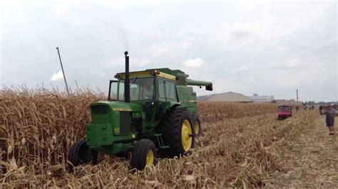 John Deere 4620 Shelling Corn With 7721 Pull Type Combine Youtube