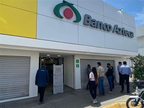 Owner ricardo salinas pliego, mexico's third richest person, announced the plan in a series of tweets on sunday in which. Clausuran banco azteca y elektra de la aldama | La Opción ...