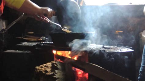 Cocinando en fogón de leña en casa campesina Raw Paisajes rurales YouTube