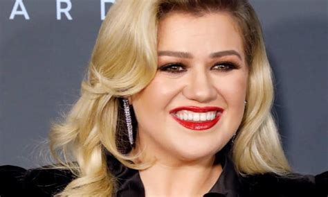 Kelly Clarkson Causes A Stir In Jaw Dropping Metallic Gold Gown In Hot