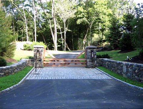 The name ruby stems from the location we are so lucky to be in: Modern take on a farmhouse/ranch-style driveway gate ...