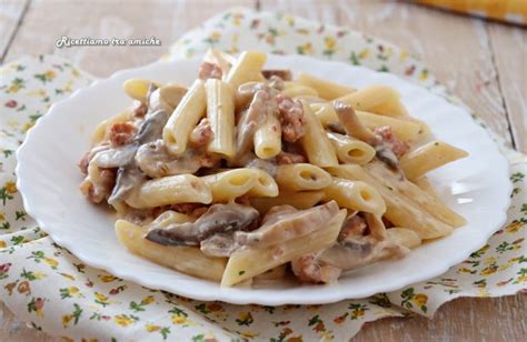 Dopo aver unito anche la panna e aggiustato di sale, si passa alla cottura delle penne che vanno scolate al dente per poi saltare un paio di minuti in padella. Penne alla boscaiola con panna funghi e salsiccia - PRIMO ...