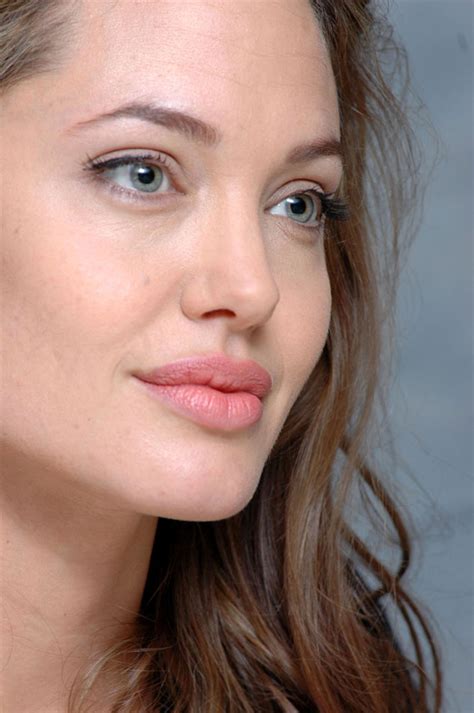 It is sickening she writes. Angelina Jolie Fotoğrafları, Angelina Jolie Resim 1 ...