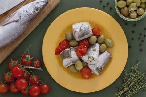 La cottura a vapore è, secondo molte persone, uno dei modi più salutari per. Ricetta Merluzzo al vapore con olive verdi e pomodorini ...