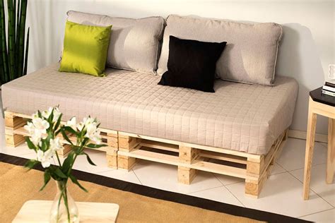 Sofa cama em madeira macica castanho atraente moveis. Sofá de pallet: Alternativa bonita e simples para a sala! | Móveis de paletes, Sofás modernos ...