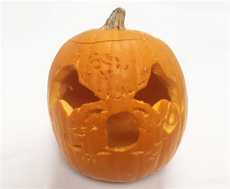 It has two short stubby feet. Pokémon Pumpkin Carving Stencils: Halloween Jack o' Lanterns