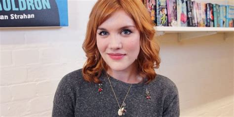 Emerald fennell was the showrunner and an executive producer for killing eve's second season. Who is Emerald Fennell dating? Emerald Fennell boyfriend ...