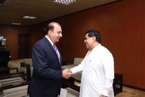 وكالة أنباء الإمارات سفير الدولة يلتقي وزير المواصلات السريلانكي