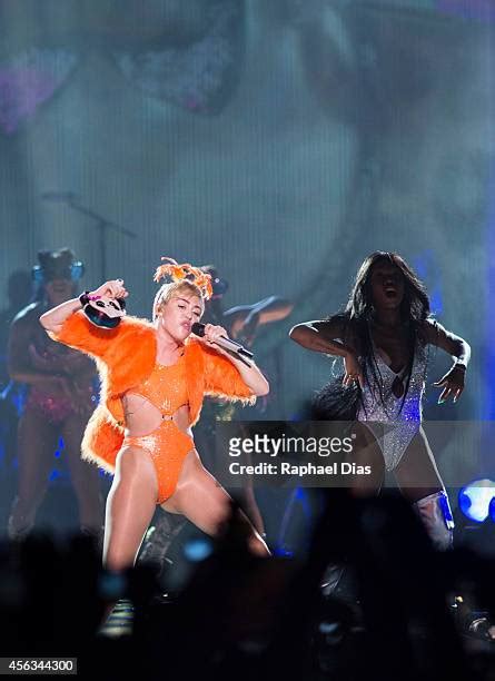 Miley Cyrus In Concert Rio De Janeiro Photos And Premium High Res Pictures Getty Images