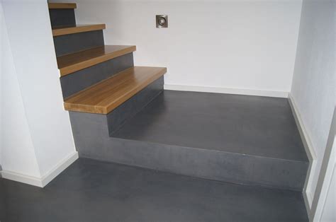 Der diagonalverband © interiorphoto, stock.adobe.com. Treppenbeschichtung Beton,Beton und Holz,diese Mischung ...